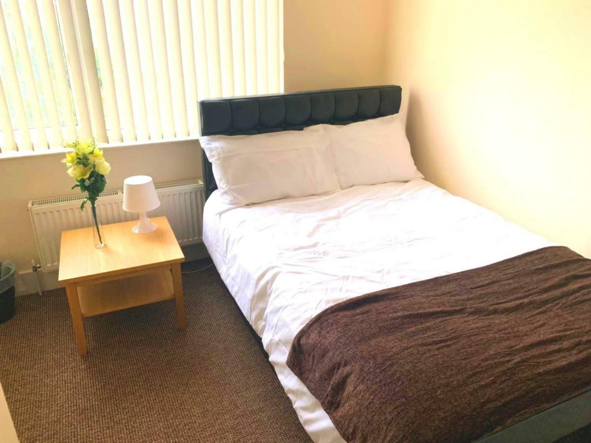 Serviced Accommodations Лутън Екстериор снимка